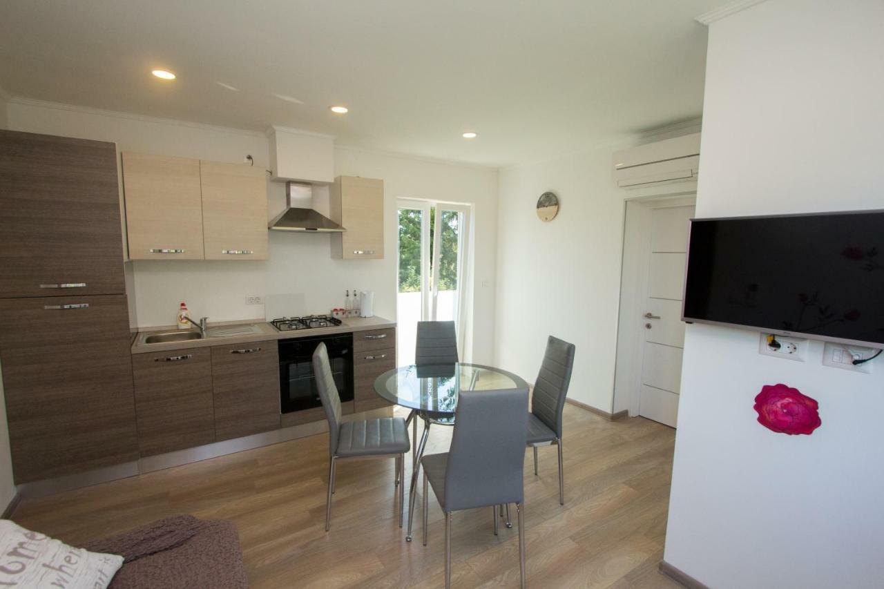 Apartment Krista Tinjan Exteriör bild
